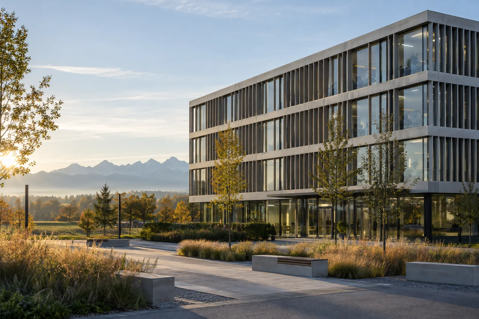 Bürogebäude eines Technologieunternehmens am Stadtrand von München mit Alpenblick