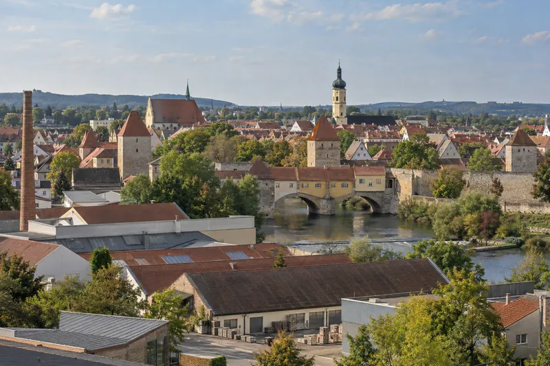 Gewerbegebäude in Amberg mit Stadtbefestigung und Altstadtdächern im Hintergrund