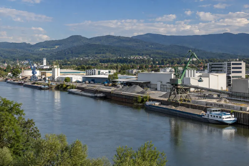 Lager- und Bürogebäude am Donauhafen Deggendorf mit Hügeln des Bayerischen Waldes im Hintergrund