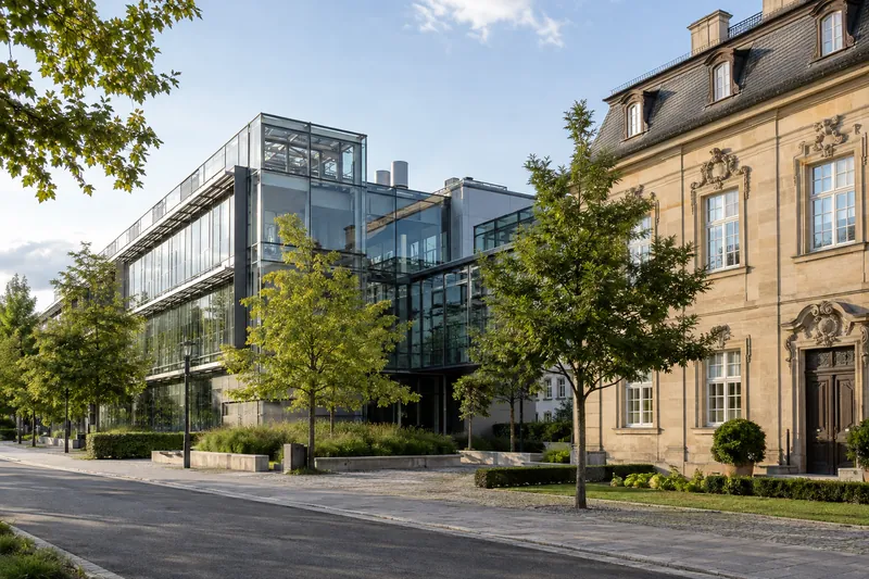 Moderner Forschungs- und Bürobau neben einem barocken Stadthaus in Erlangen