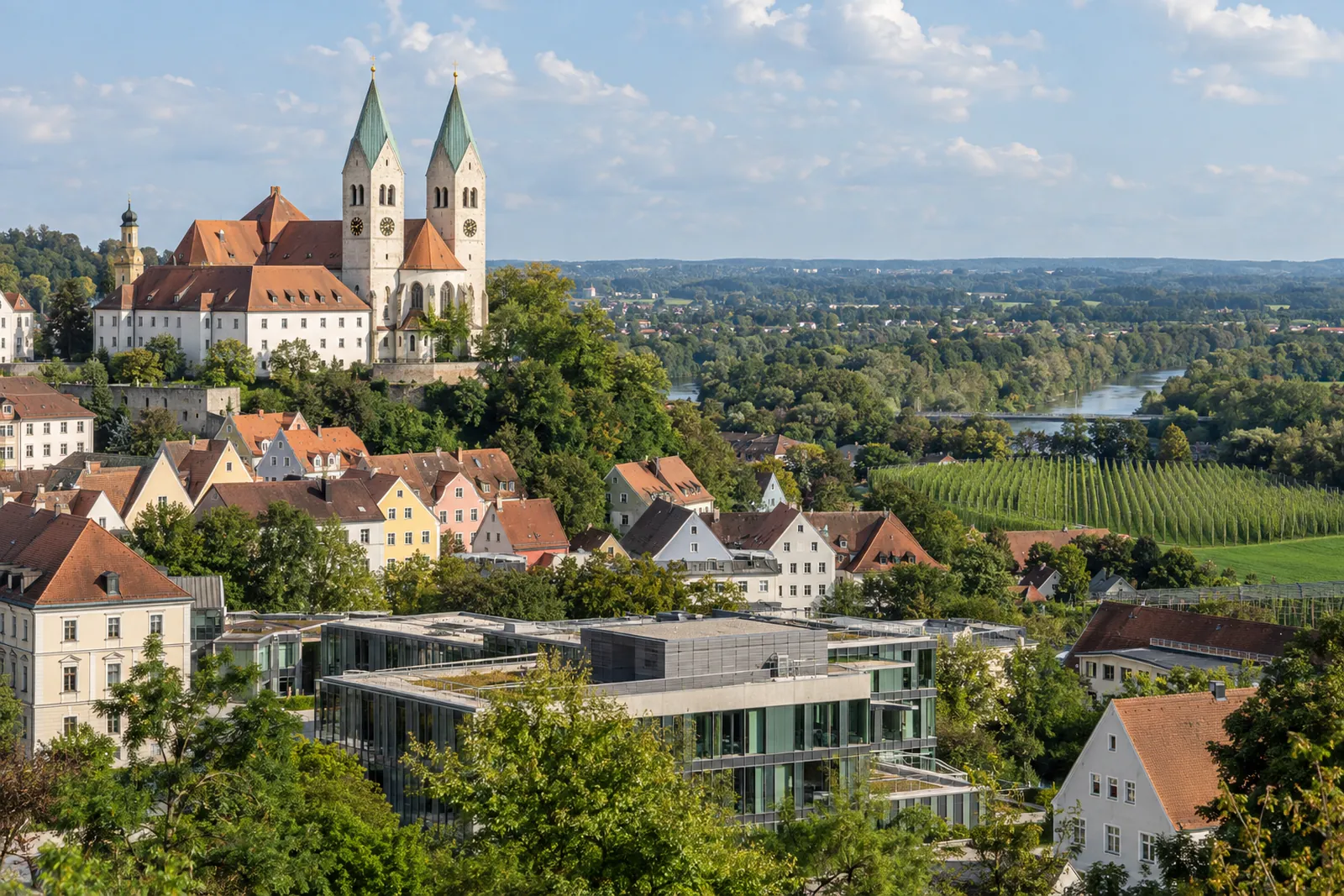 Domberg mit Dom in Freising, davor Geschäftshäuser der Altstadt und ein moderner Bürobau