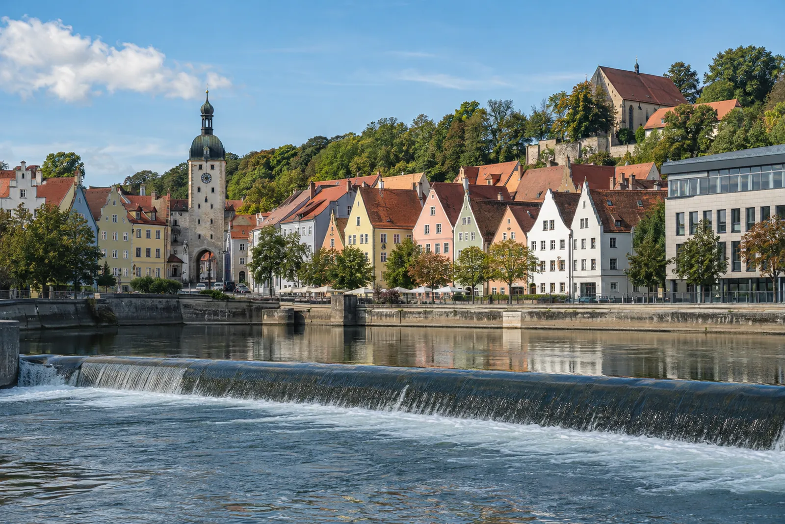 Altstadt von Landsberg am Lech mit bunten Giebelhäusern, Stadttor und Lech im Vordergrund