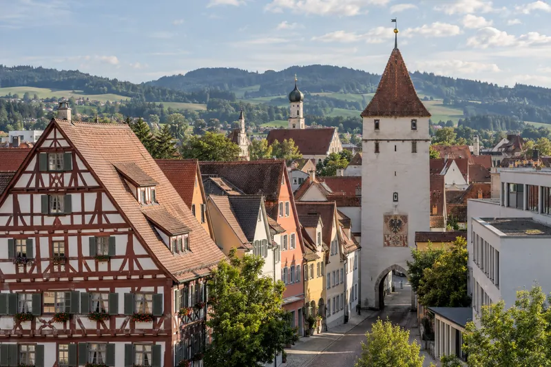 Altstadt von Memmingen mit Bürgerhäusern, Stadtturm und moderner Gewerbebebauung im Vordergrund