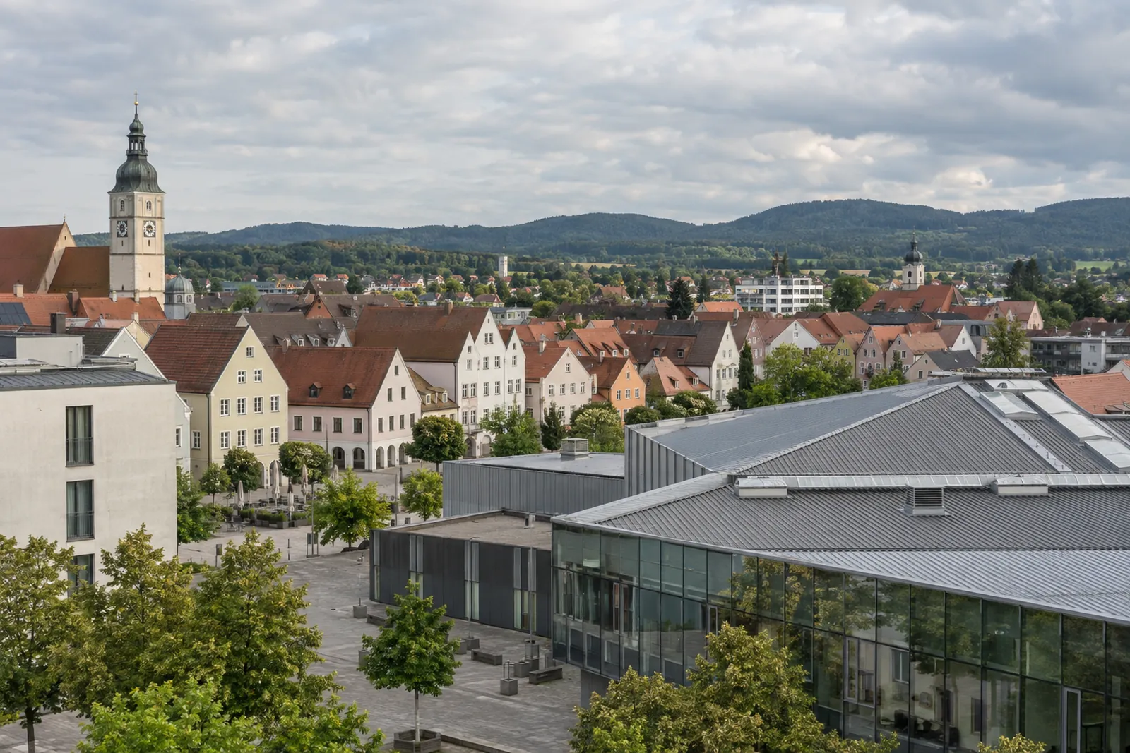 Verputzte Altstadthäuser am Residenzplatz Neumarkt und eine moderne Gewerbehalle mit Bürotrakt im Vordergrund