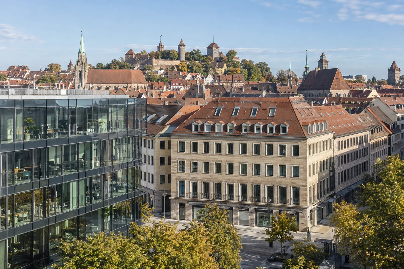 Wiederaufgebautes Geschäftshaus der Nürnberger Altstadt mit Büroneubau, im Hintergrund die Silhouette der Kaiserburg