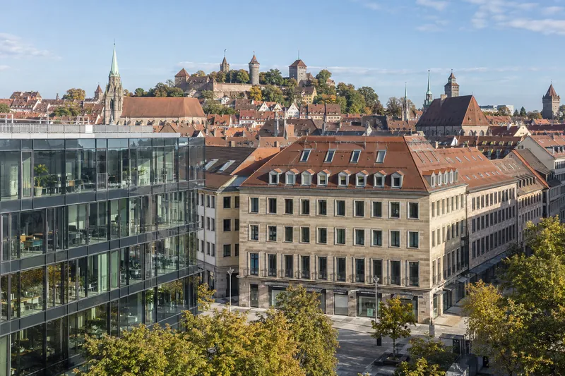 Wiederaufgebautes Geschäftshaus der Nürnberger Altstadt mit Büroneubau, im Hintergrund die Silhouette der Kaiserburg
