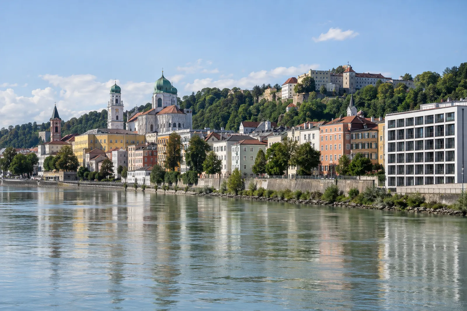 Barocke Häuser an der Donau in Passau mit Dom und Veste Oberhaus im Hintergrund