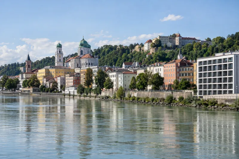 Barocke Häuser an der Donau in Passau mit Dom und Veste Oberhaus im Hintergrund