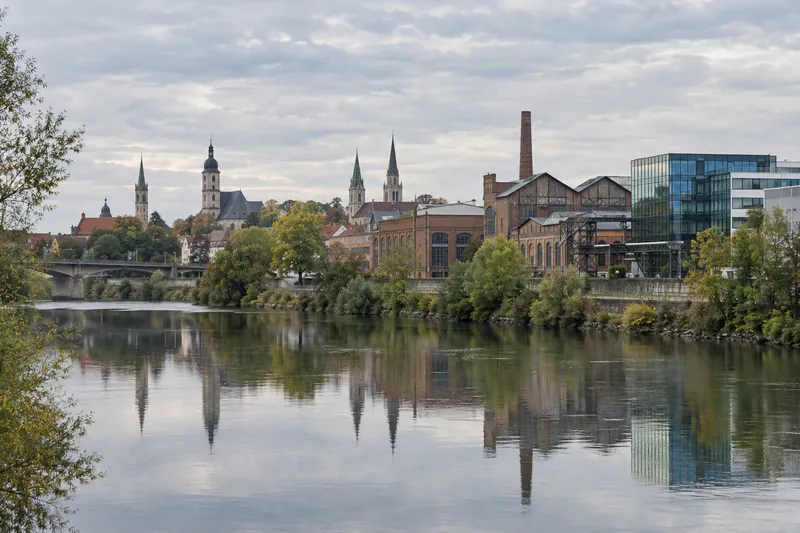 Schweinfurter Altstadt am Main mit Industriehallen und modernem Bürogebäude im Vordergrund