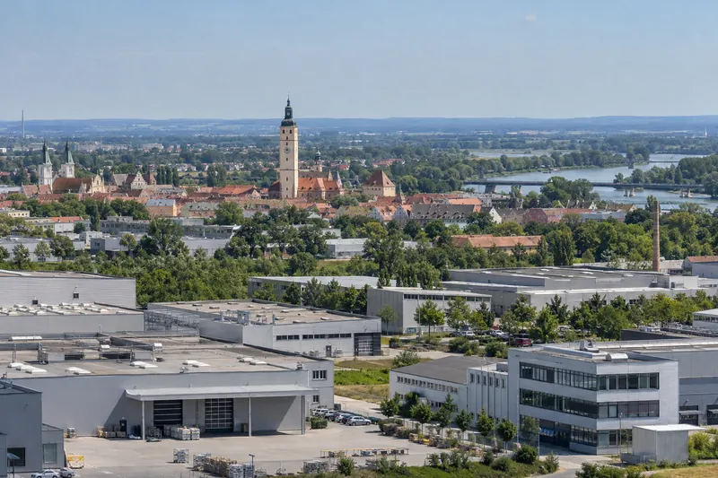 Gewerbebauten in Straubing mit dem Stadtturm der Altstadt im Hintergrund