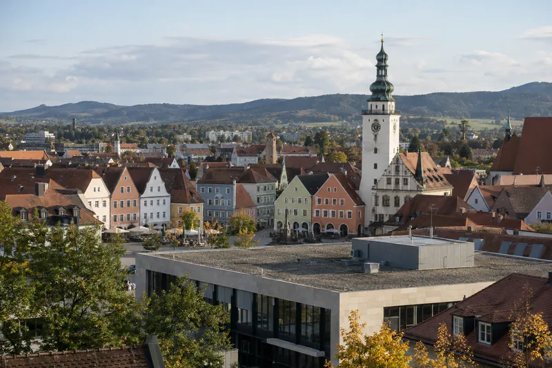 Geschäftshäuser mit Giebeln am Marktplatz der Weidener Altstadt, im Hintergrund der Turm des Alten Rathauses