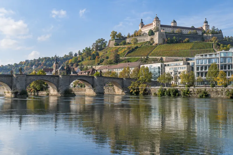Der Main in Würzburg mit Steinbrücke, Festung auf dem Weinberg und Bürogebäuden am Ufer